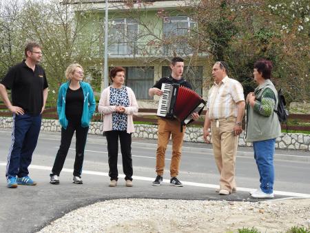 Pohod po novozgrajenih pločnikih 15